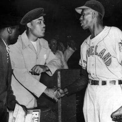 satchel_paige-shakes-hands-with-boxing-great-joe-louis-in-chicago--1948_b492c91059
